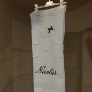 Manta Celeste Bordado Nicolás